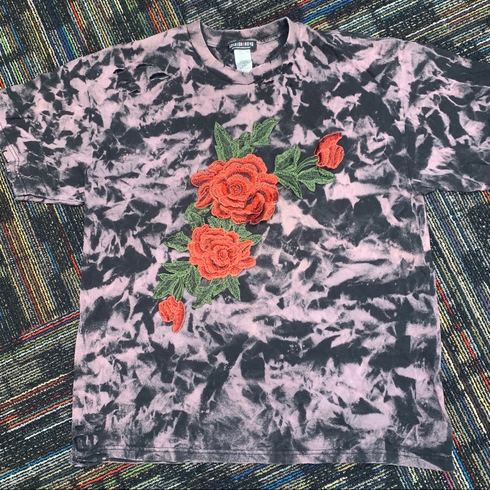 Short sleeve distressed t-shirt & embroidered rose